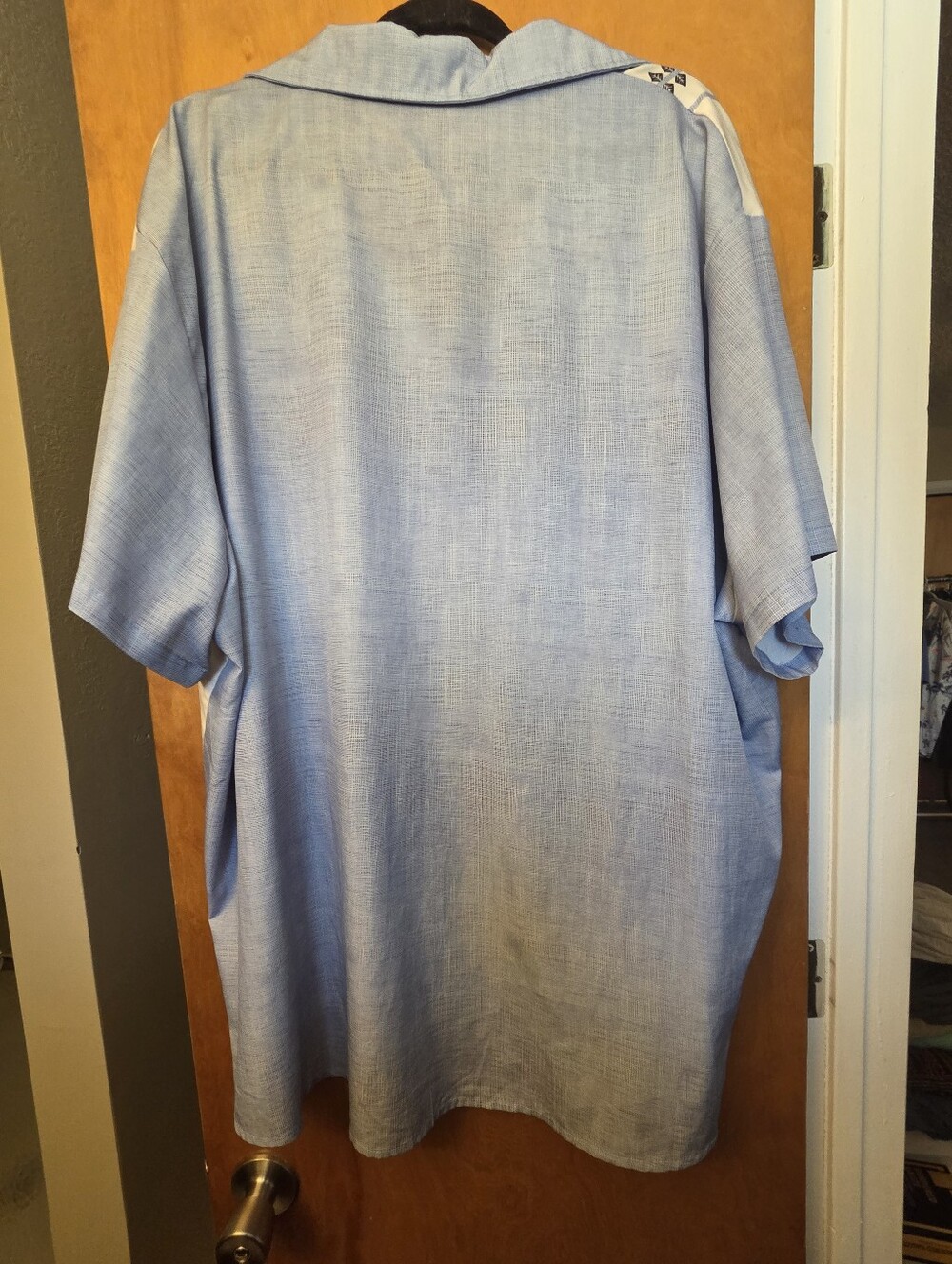 Men's Light Blue & White Short-Sleeve Button-Up Shirt - Picture 2 of 4